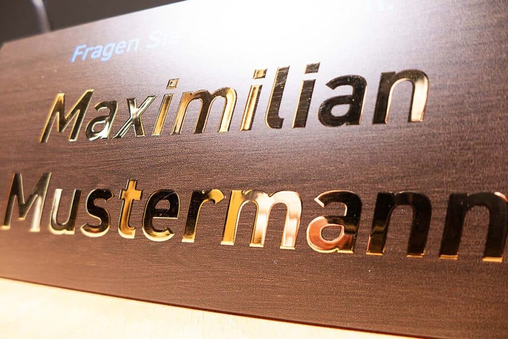 Tischaufsteller mit digitaler Veredelung in Gold glänzend echtmetallisch, Namen personalisiert in Gold