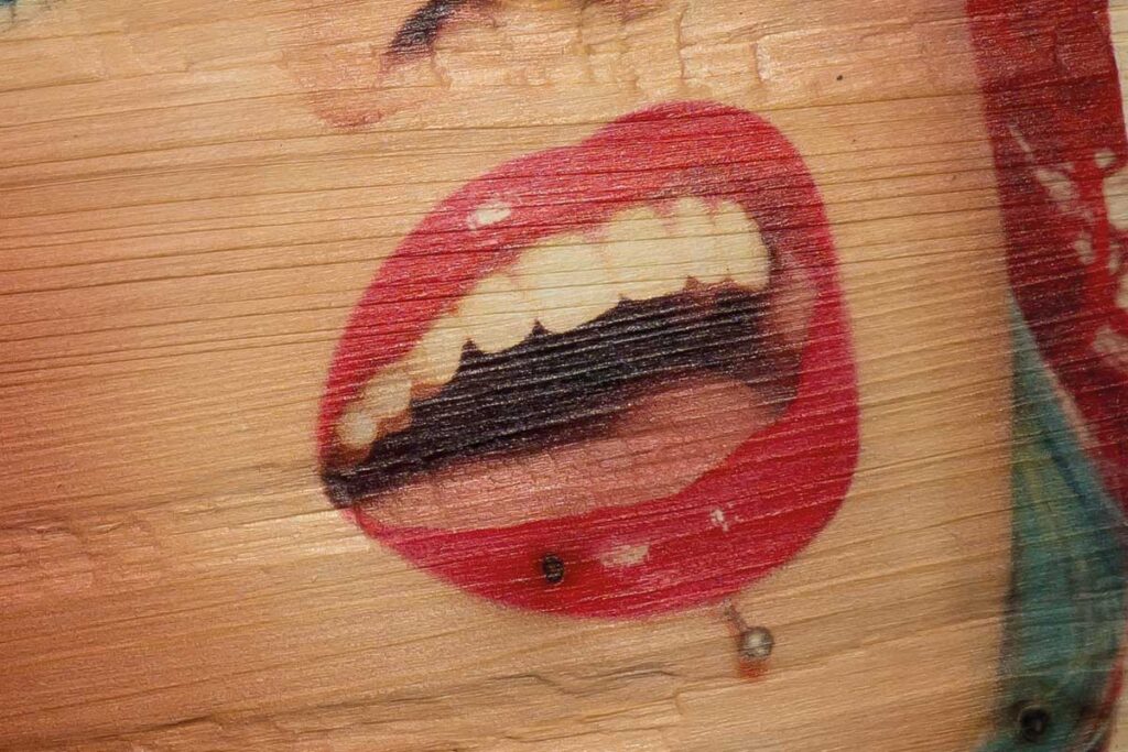 Digitaldruck UV-Inkjet auf Holzplatte mit grob gemaserter Oberfläche (Holzstruktur mit starken Höhenunterschieden)