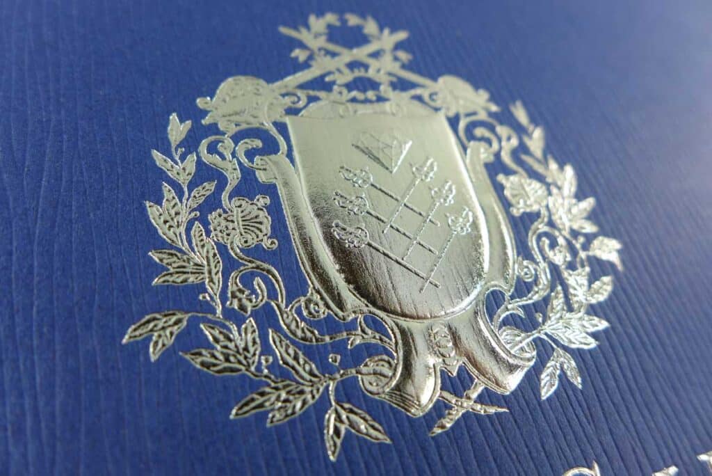 Heißfolienprägung Goldmetallisch lichtreflektierend mit 3D‑Relief‑Hochprägung