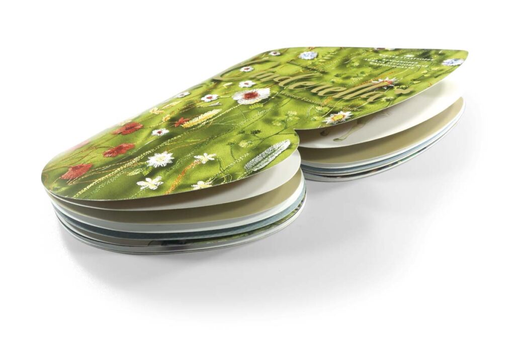 Konturstanzung einer Broschüre in Schmetterlingsform