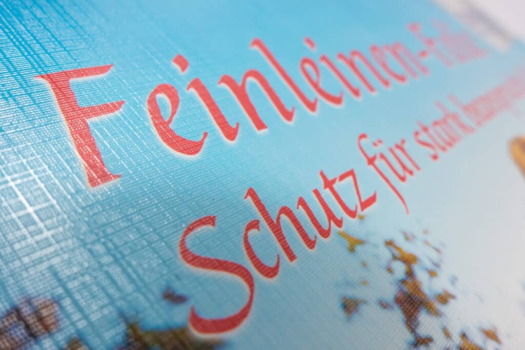 Folienkaschierung in Strukturprägung Feinleinen auf Papier