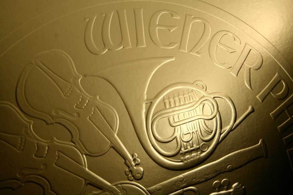 3D-Hochprägung für die Wiener Philharmoniker auf echtmetallischem Papier simsa MetalPaper Gold Satin