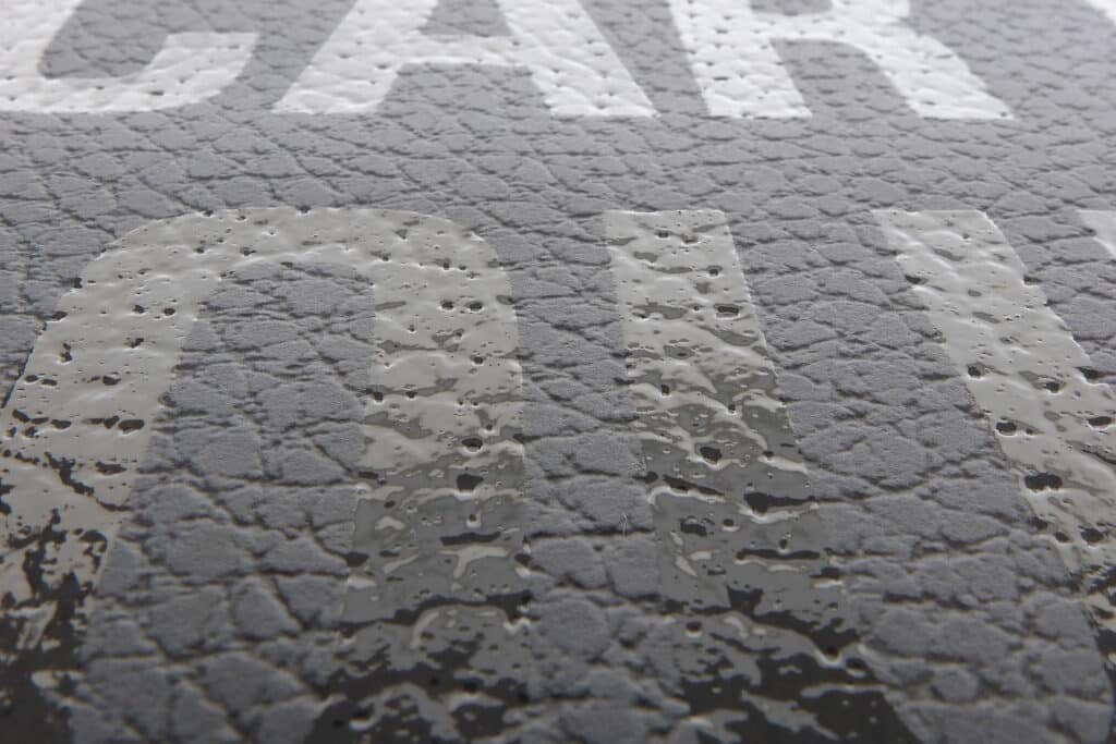 UV-Lack Hochglanz in Siebdruckqualität auf Lederimitat für Buchüberzug