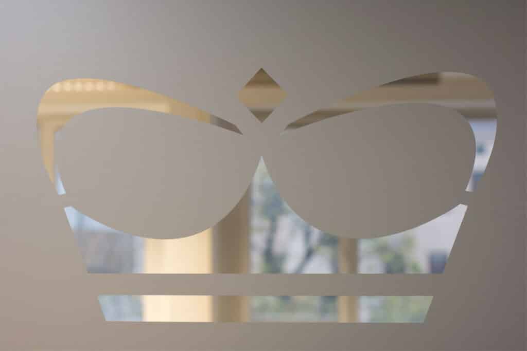 Milchglasfolierung, Logo konturgeschnitten, Frostoptik, Sichtschutz, selbstklebende Folie, wiederablösbar