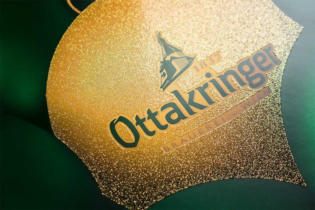 Glitterlack / Glitzerlack Gold auf Papier zur Simulation einer Weihnachtsbaumkugel