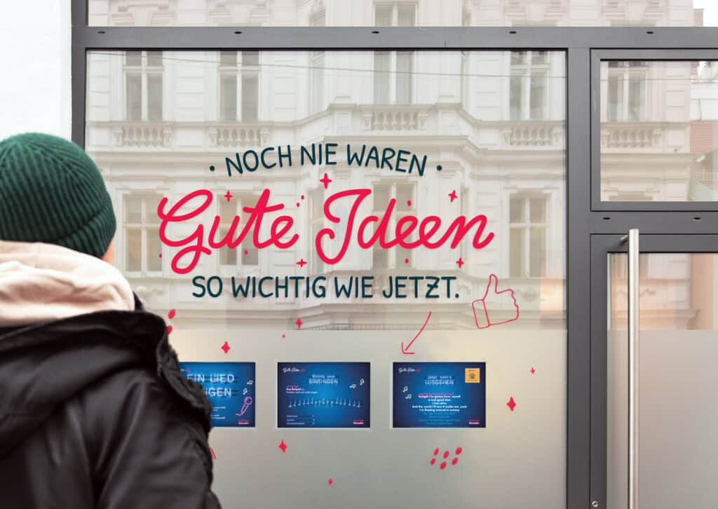 Schaufensterbeschriftung aus konturgeschnittener, bunter Selbstklebefolie