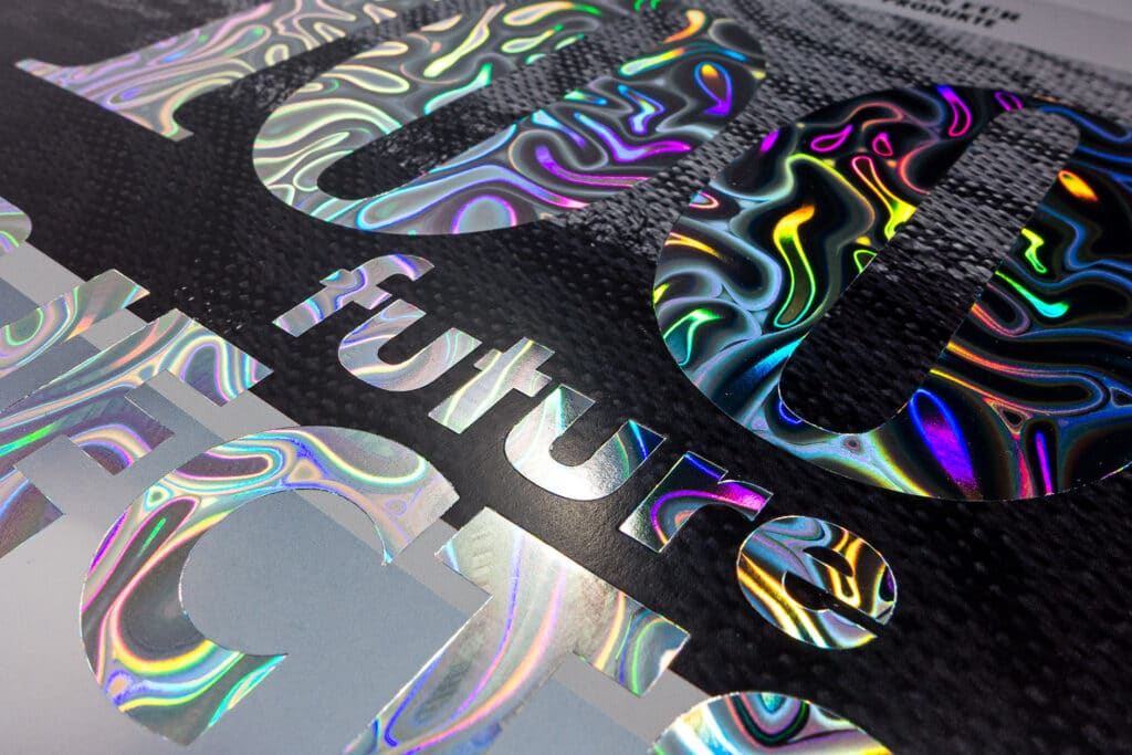 Hologrammeffekt Silber in fließendem Design auf einem Buchcover