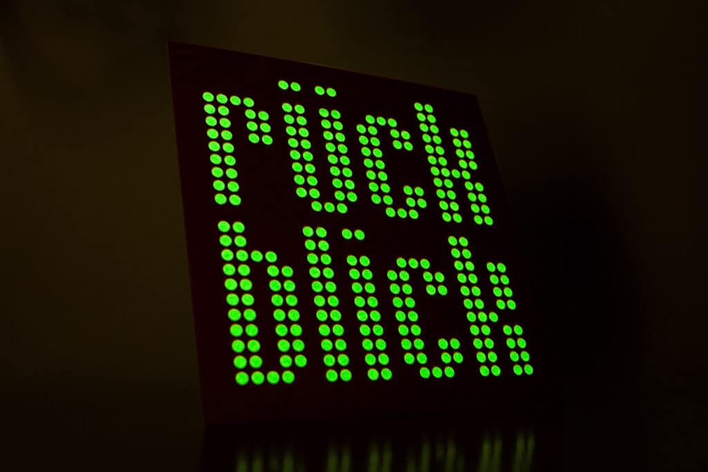 Phosphorfarbe, auch Nachleuchtfarbe, leuchtet im Dunkeln bei einem Einladung aus Papier