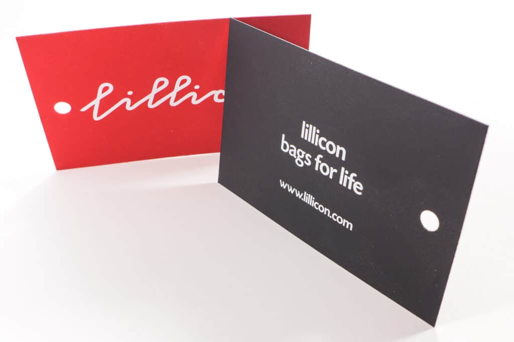 Produktanhänger aus buntem Karton mit Weißdruck, für Handtaschen