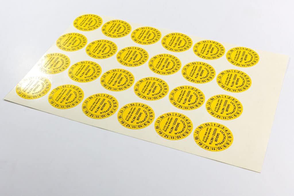 Prüfplakette Aufkleber mit Datumsfeld für wiederkehrende Sicherheitsüberprüfung