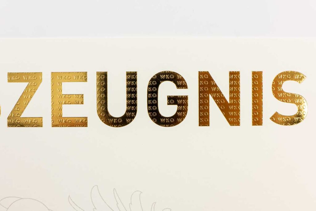 Zeugnis mit Sicherheitsmerkmal Gold metallisch in Detailansicht