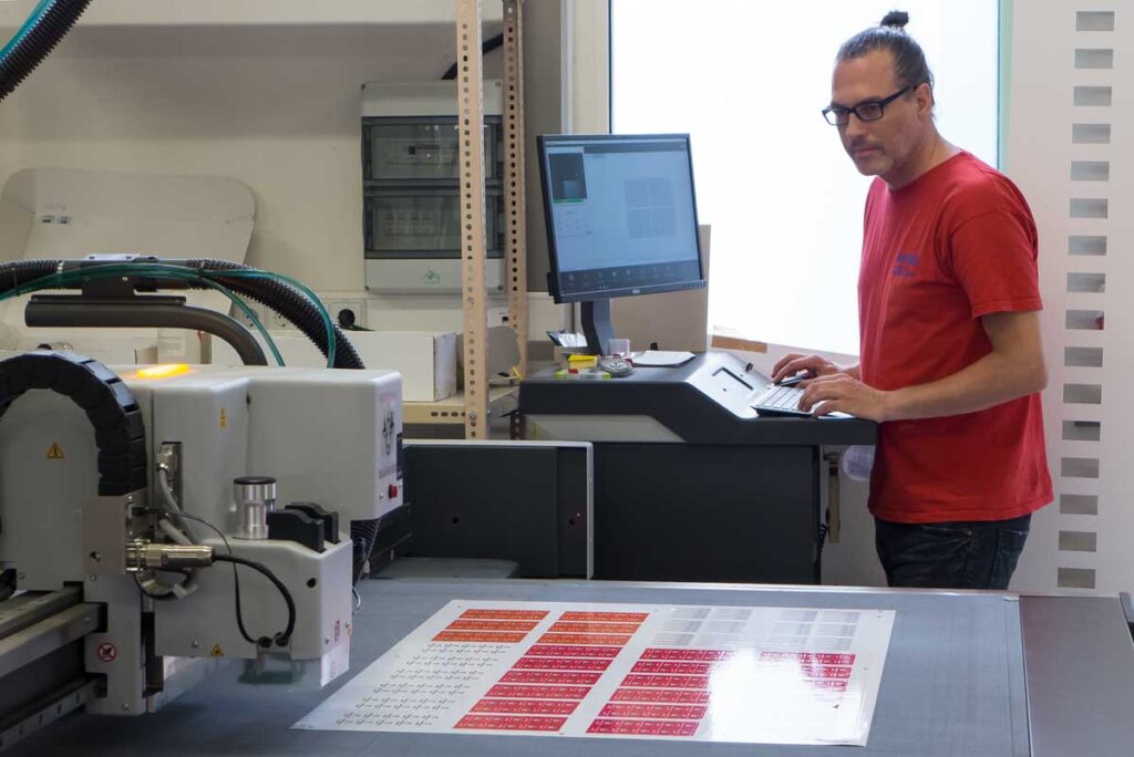 Arbeiten am Schneid- und Fräsplotter für Formate bis 2x3m