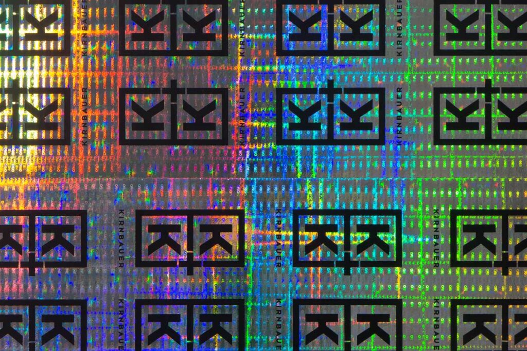Aufkleber mit Hologrammeffekt und Miniaturtexten