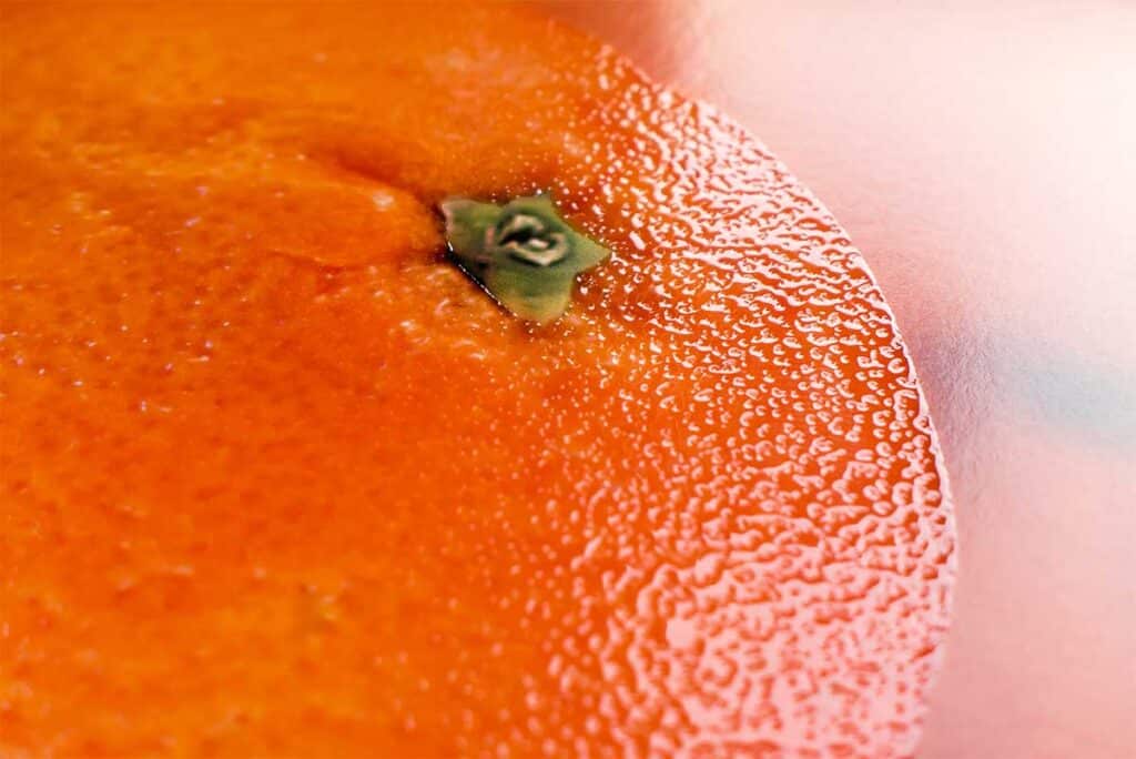 Hochglanzlack mit tastbarem Zitrusschalen-Effekt, im Siebdruck produziert