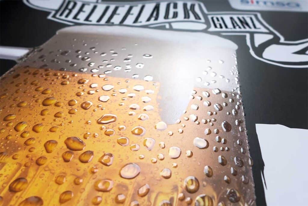 Beeindruckende haptische Effekte sind mit unserem Relieflack möglich: Tastbar und mit Matt-/Glanzkontrast