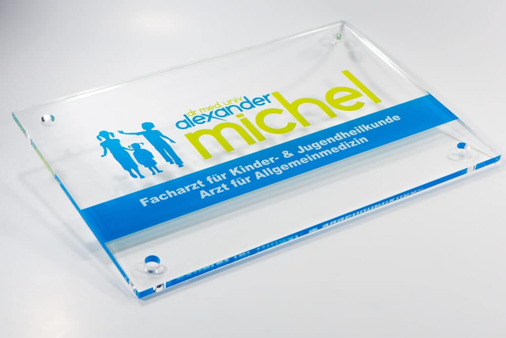 Türschild aus Acrylglas, rückseitig bedruckt mit weißer Hinterlegung (Hinterglas), für eine Arztordination